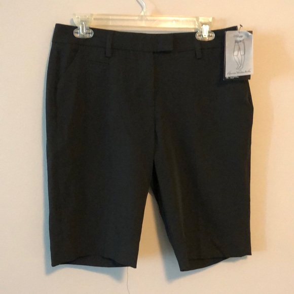 Gloria Vanderbilt Pants - Gloria Vanderbilt City Short Black SZ 6 New With Tag!